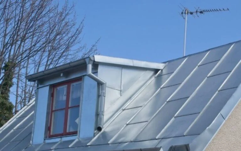 18. Omlaggning av aluminiumtak pa fritidshus pa sjotomt 768x480