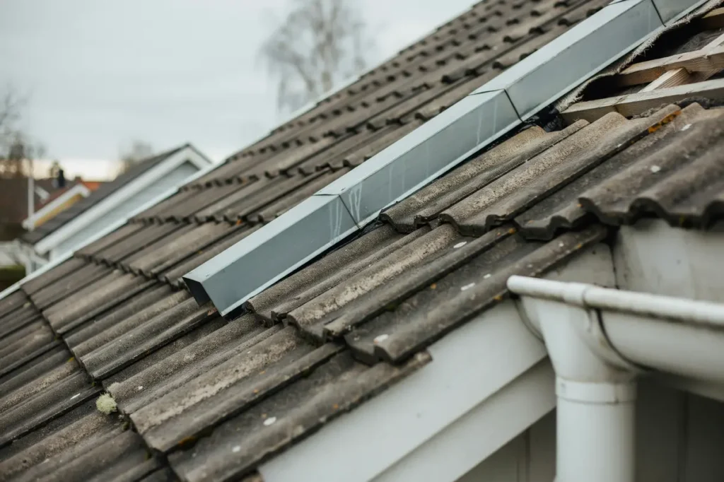 nockband och t tning vid taknocken s undviker du regn sn och sm djur under taket